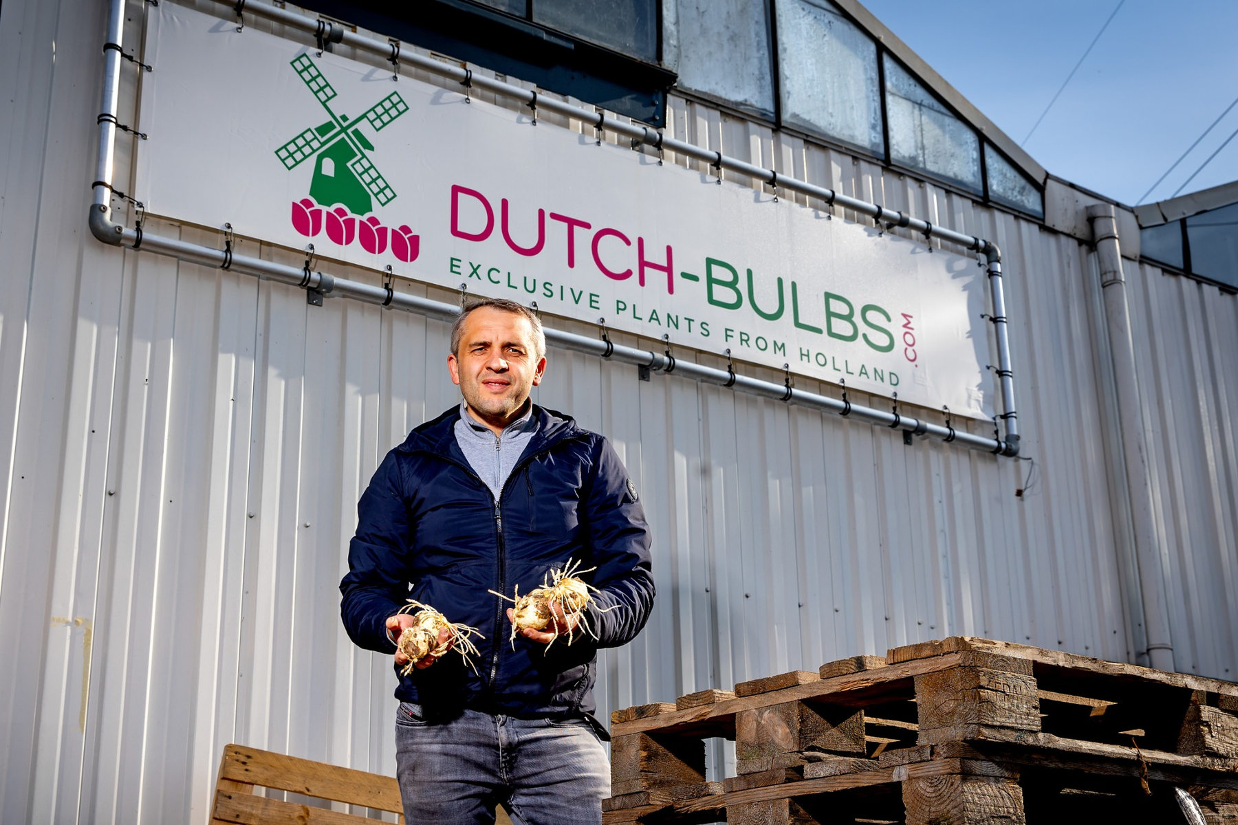 Vitaliy Tonenchuk davanti alla sede di Dutch Bulbs